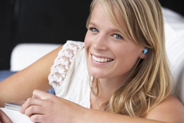 Studioporträt eines Teenagers beim Hören eines MP3-Players — Stockfoto