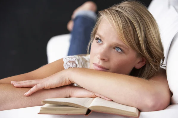 Студійний портрет дівчини-підлітка читання книги — стокове фото