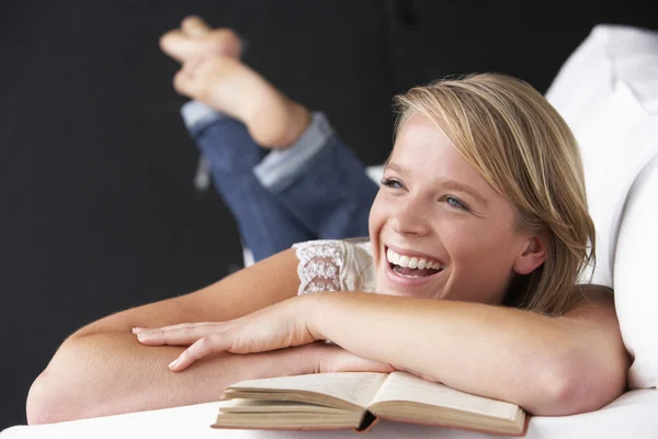 Studioporträt eines Teenager-Mädchens, das Buch liest — Stockfoto
