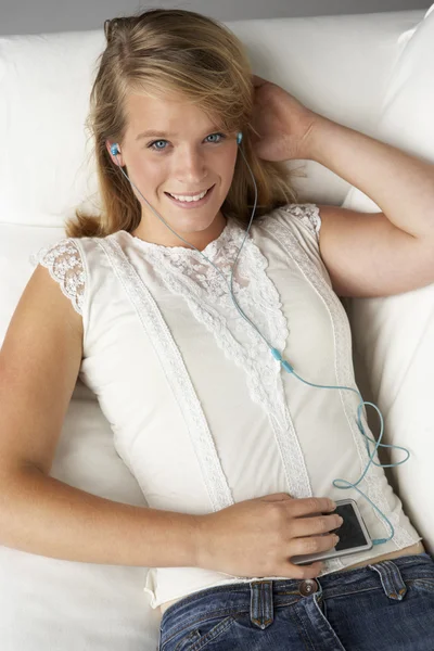 Студийный портрет девочки-подростка, слушающей MP3-плеер — стоковое фото