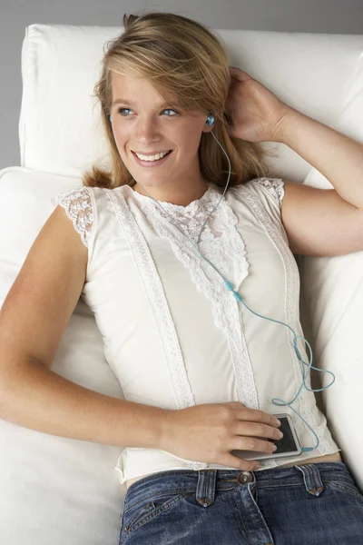 Studio porträtt av tonåring flicka lyssna på MP3-spelare — Stockfoto
