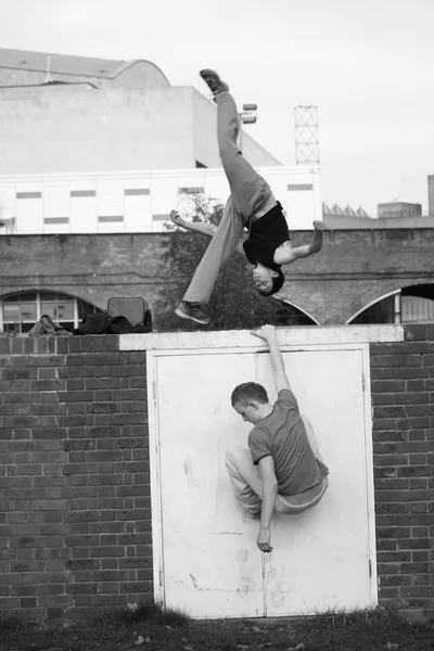 两个十几岁的男孩实践自由运行 — 图库照片