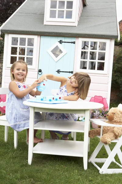 Zwei junge Mädchen spielen im Freien — Stockfoto