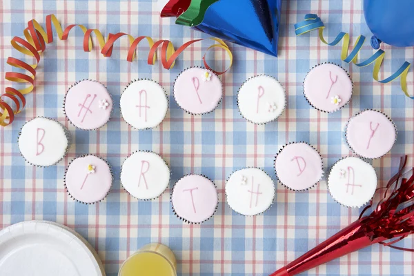 Cupcakes soletrar feliz aniversário — Fotografia de Stock
