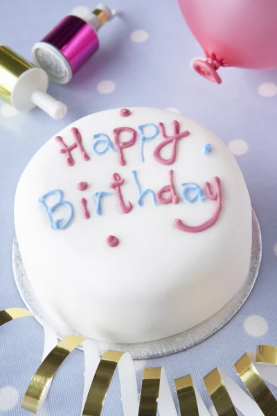 Um bolo de aniversário — Fotografia de Stock