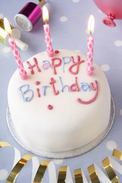 Un pastel de cumpleaños — Foto de Stock