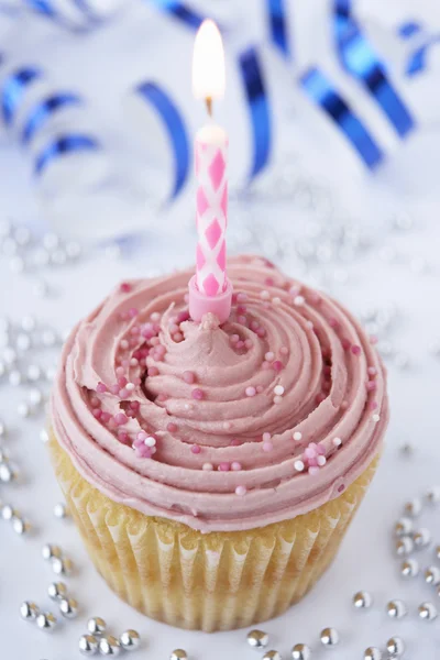 En cupcake med en ljus — Stockfoto
