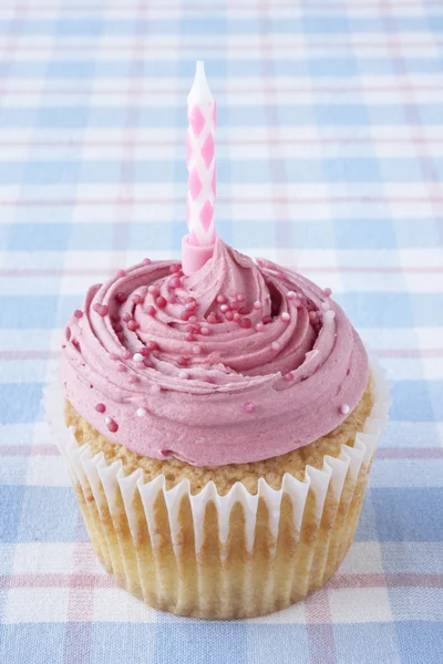Um cupcake com uma vela — Fotografia de Stock