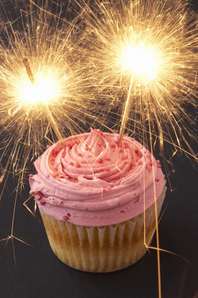 Een cupcake met wonderkaarsen — Stockfoto