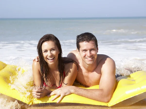 Ungt par på strandsemester Royaltyfria Stockbilder