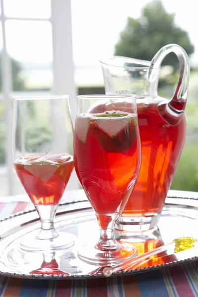 Gyümölcs ital borosüveggel és szemüveg — Stock Fotó