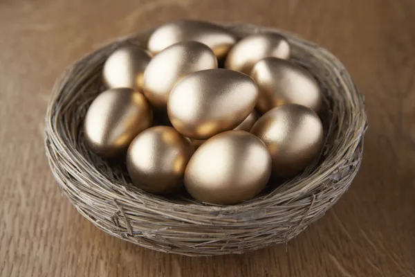 A basket of golden eggs — Stockfoto