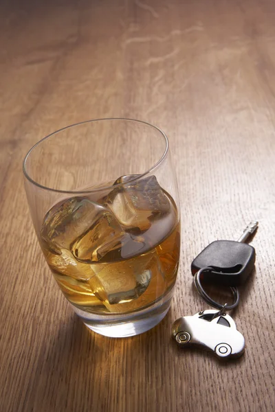 A glass of alcohol and car keys — Stock Photo, Image