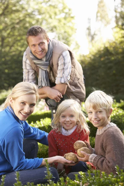 Jonge familie zitten samen in tuin — Stockfoto