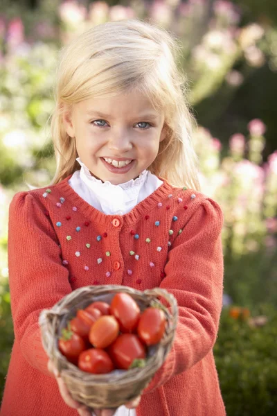 Genç kız bahçede domates ile poz — Stok fotoğraf