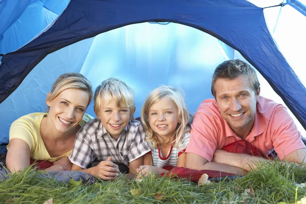 Jonge familie houdingen in tent — Stockfoto