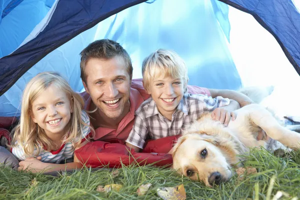 Jonge vader vormt met kinderen in tent — Stockfoto