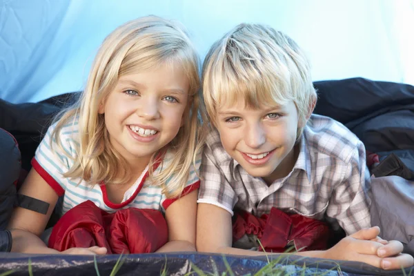 Young children pose in tent — Stock Photo, Image