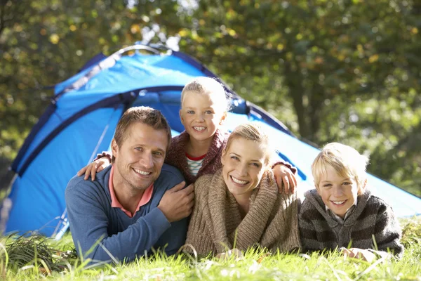 젊은 가족 텐트 밖에 서 포즈 — 스톡 사진