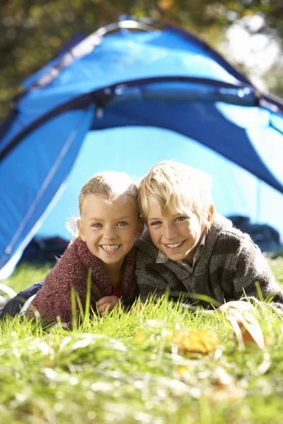 Dzieci stanowią poza namiotem — Zdjęcie stockowe