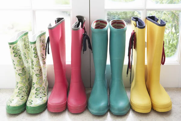 Uma exibição de botas de chuva coloridas — Fotografia de Stock