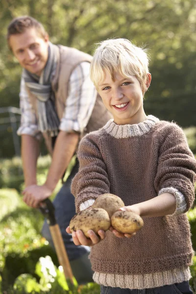Bahçede çalışan çocuk ile genç adam — Stok fotoğraf