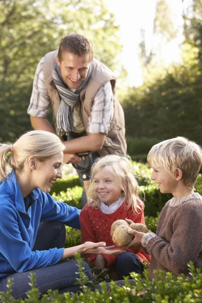 Young family sit together in garden — Stock Photo, Image