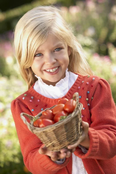 Genç kız bahçede domates ile poz — Stok fotoğraf