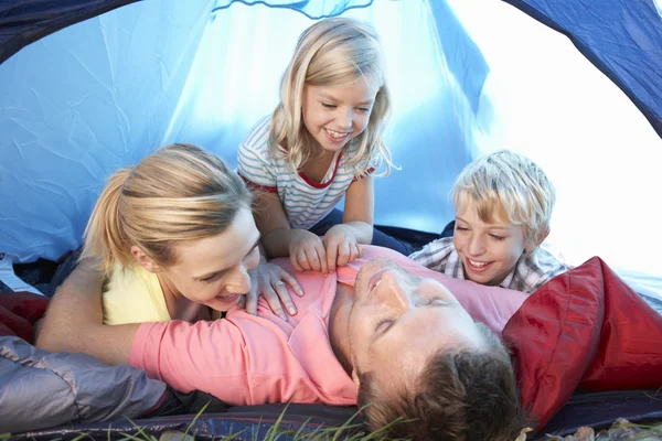 Молодая семья играет в палатке — стоковое фото