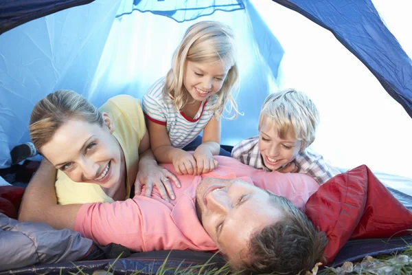 Junge Familie spielt im Zelt — Stockfoto