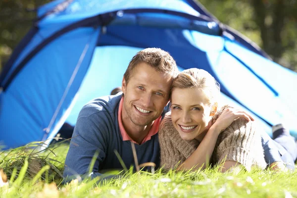 Молодая пара позирует вне палатки — стоковое фото