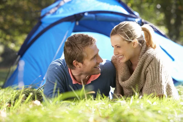 Jeune couple posant en dehors de la tente — Photo
