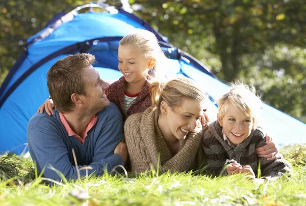 Молодая семья позирует вне палатки — стоковое фото