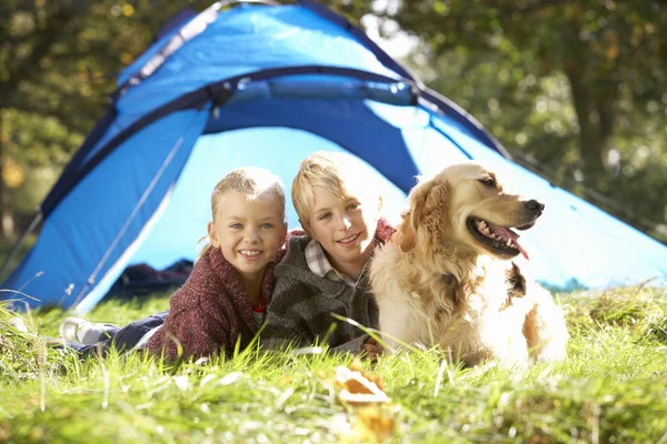 Crianças pequenas posam fora da tenda — Fotografia de Stock