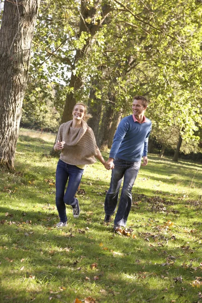 Jeune couple s'amuser dans le parc — Photo