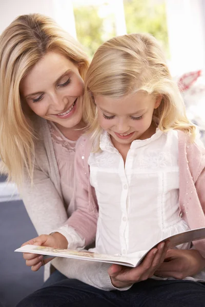 Γυναίκα και παιδί ανάγνωση μαζί — Φωτογραφία Αρχείου