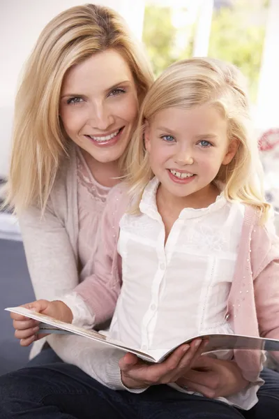 여자와 아이 함께 읽는 — 스톡 사진