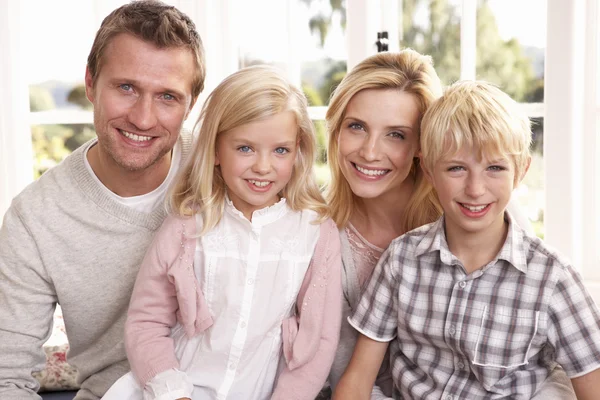 Ung familj utgör tillsammans — Stockfoto