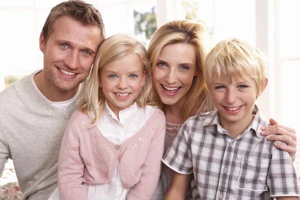 Ung familj utgör tillsammans — Stockfoto