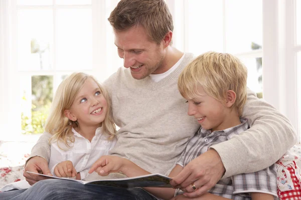 Man and children reading together — Stock Photo, Image