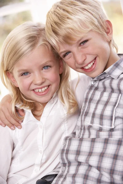 Deux jeunes enfants posent ensemble — Photo