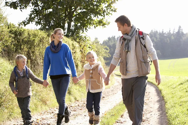 Giovane famiglia passeggiando nel parco — Foto Stock