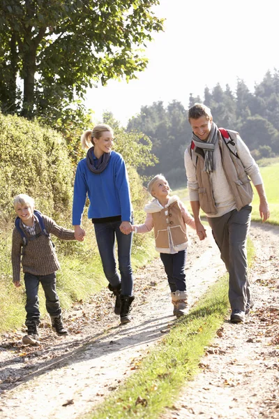 Молода сім'я гуляє в парку — стокове фото