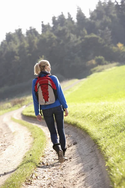 Genç kadın parkta yürüyor — Stok fotoğraf