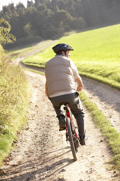 Ung man rider sin cykel i park — Stockfoto