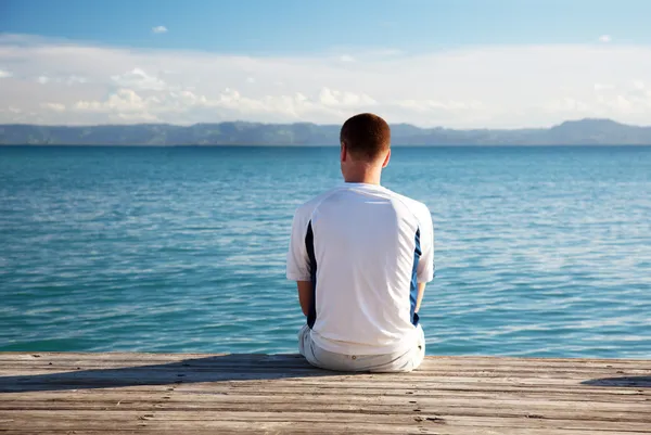Jeune homme relax regarder sur l'océan — Photo