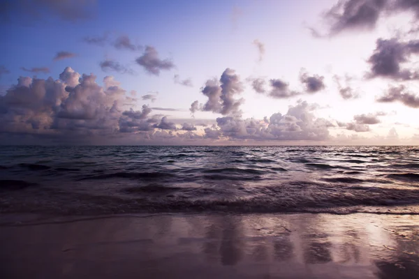 Zonsopgang op het Caribische strand — Stockfoto