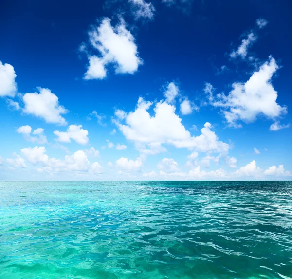 Mükemmel gökyüzü ve okyanus — Stok fotoğraf