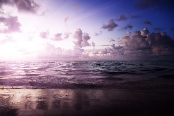Soluppgång på karibiska stranden — Stockfoto