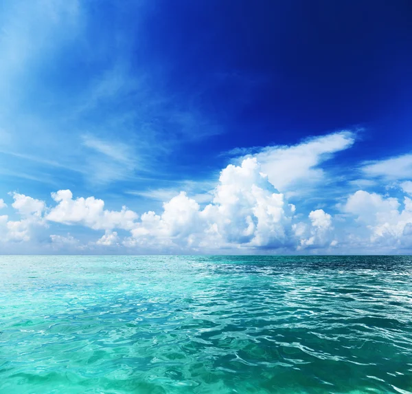 Havet och perfekt sky — Stockfoto